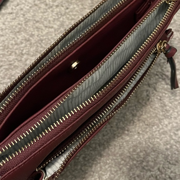 Wine colored crossbody purse. Circle design on outside. Good used condition - Picture 4 of 7